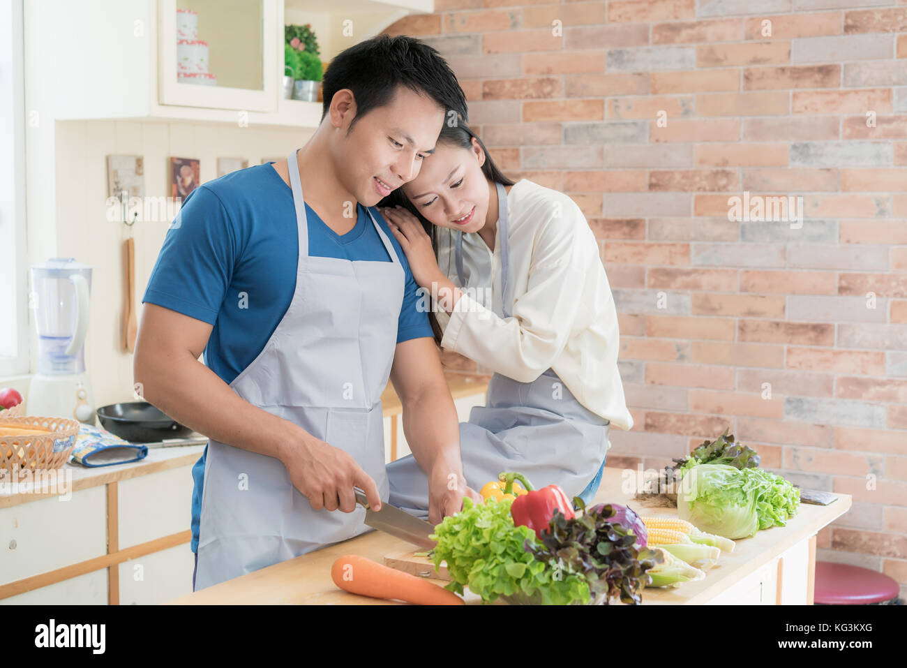 Jungen asiatischen Paar essen gemeinsam am Tresen in der Küche. glücklich Liebe Paar Konzept. Stockfoto