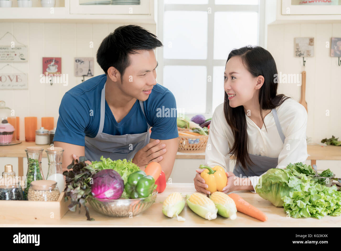 Jungen asiatischen Paar essen gemeinsam am Tresen in der Küche. glücklich Liebe Paar Konzept. Stockfoto