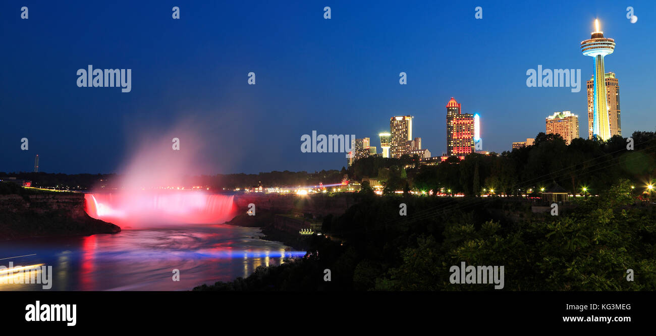 Niagara Falls Skyline bei Nacht beleuchtet, Ontario, Kanada Stockfoto