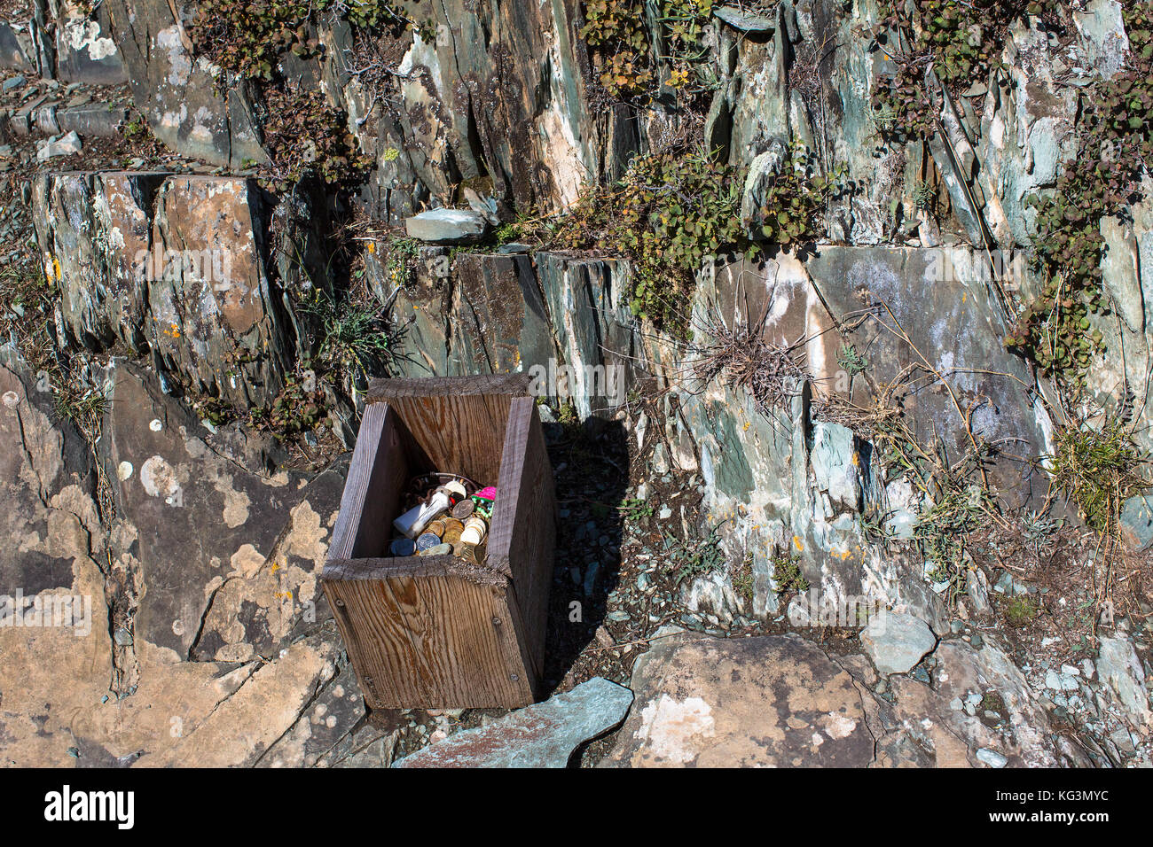 Ritual opfern in der Nähe von Felszeichnungen in der geläufigen kalbak - tash in Altai Gebirge, Russland. Stockfoto