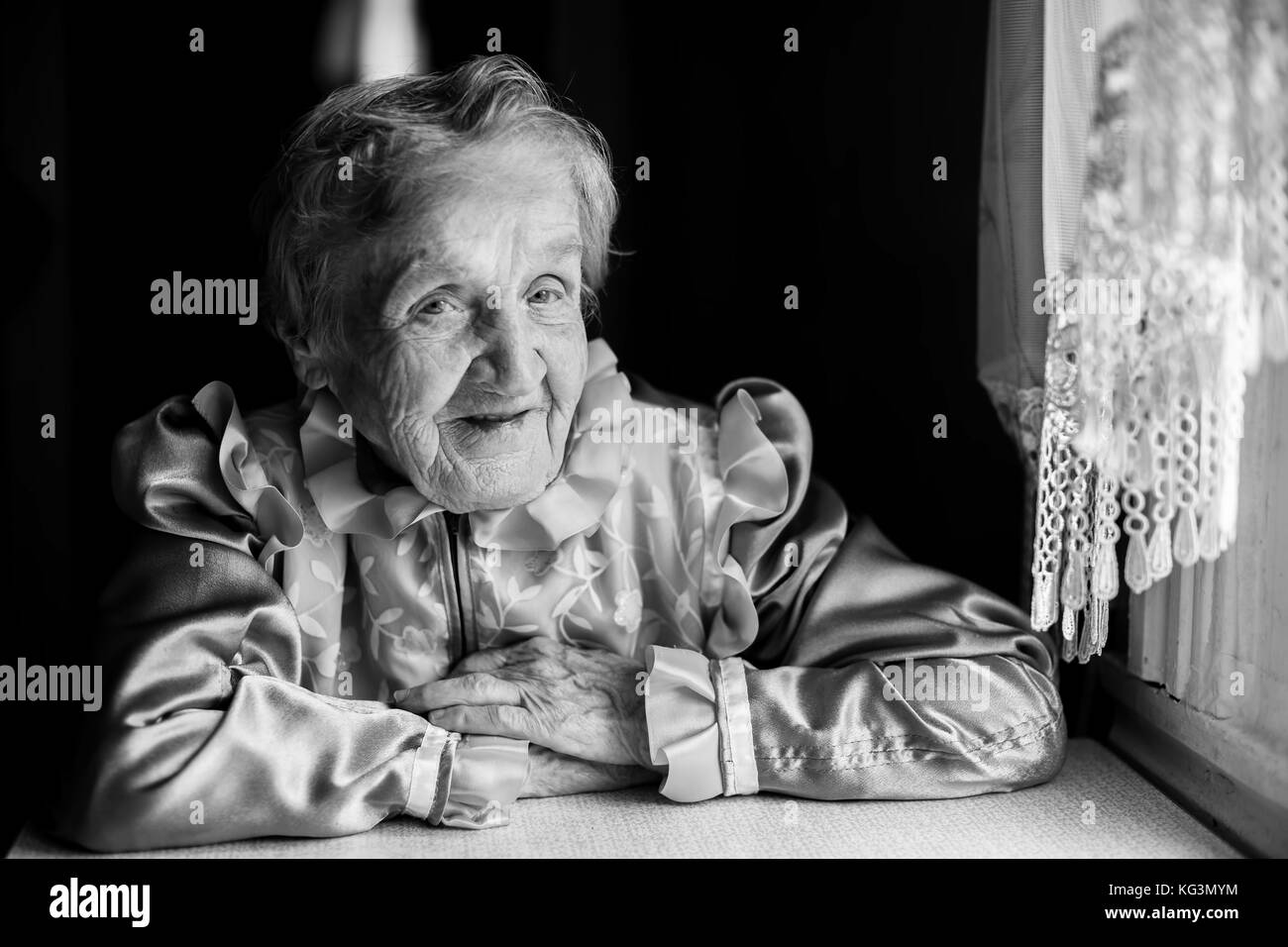 Portrait von einer älteren Frau in ethnische Kleidung. schwarz-weiß-Bild. Stockfoto