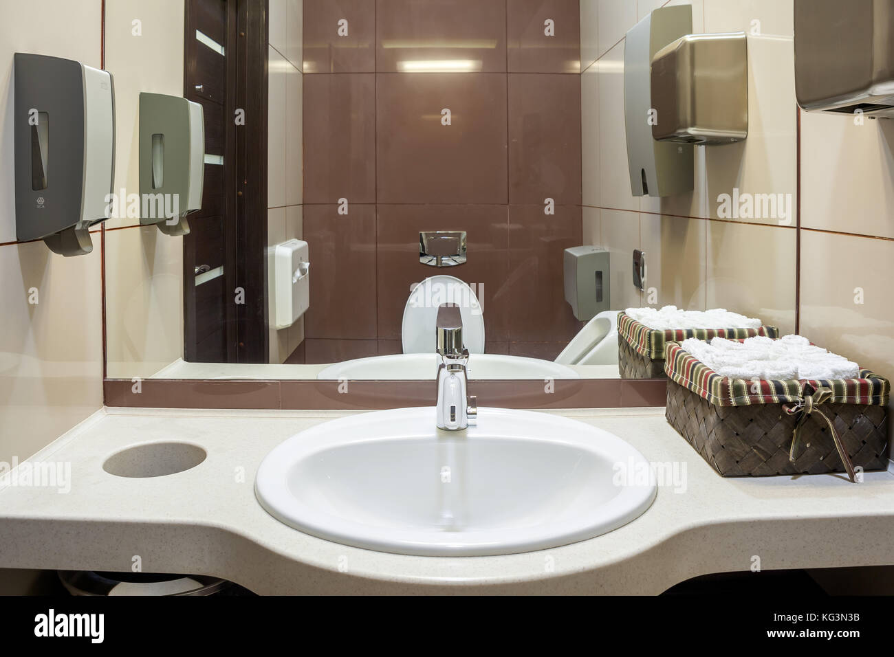 Große weiße Wanne in der öffentlichen Toilette mit Papiertüchern