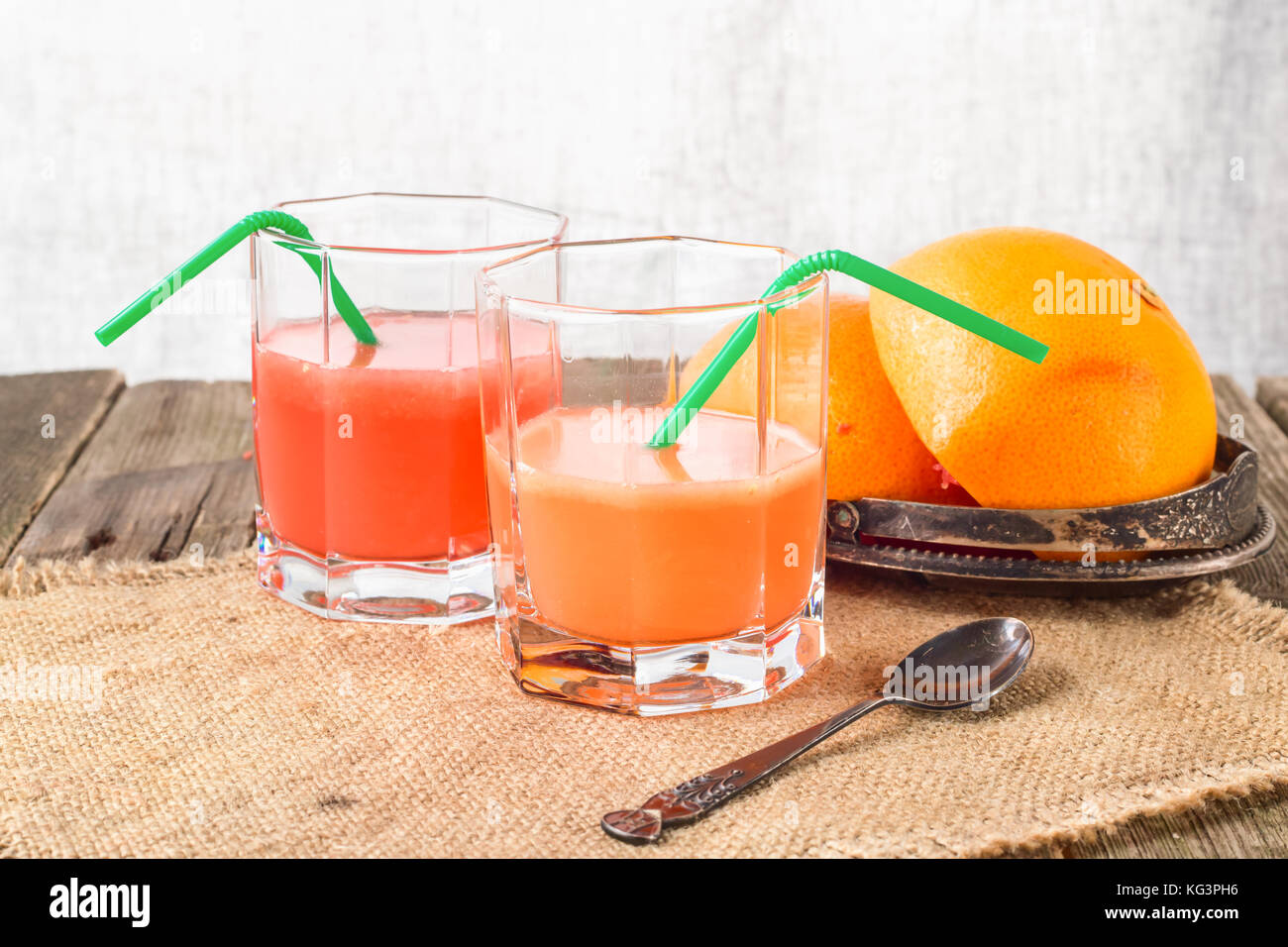 Frisch gepresster Saft aus Pampelmusen und seine Früchte. Saft in Gläser, auf einer Grapefruit