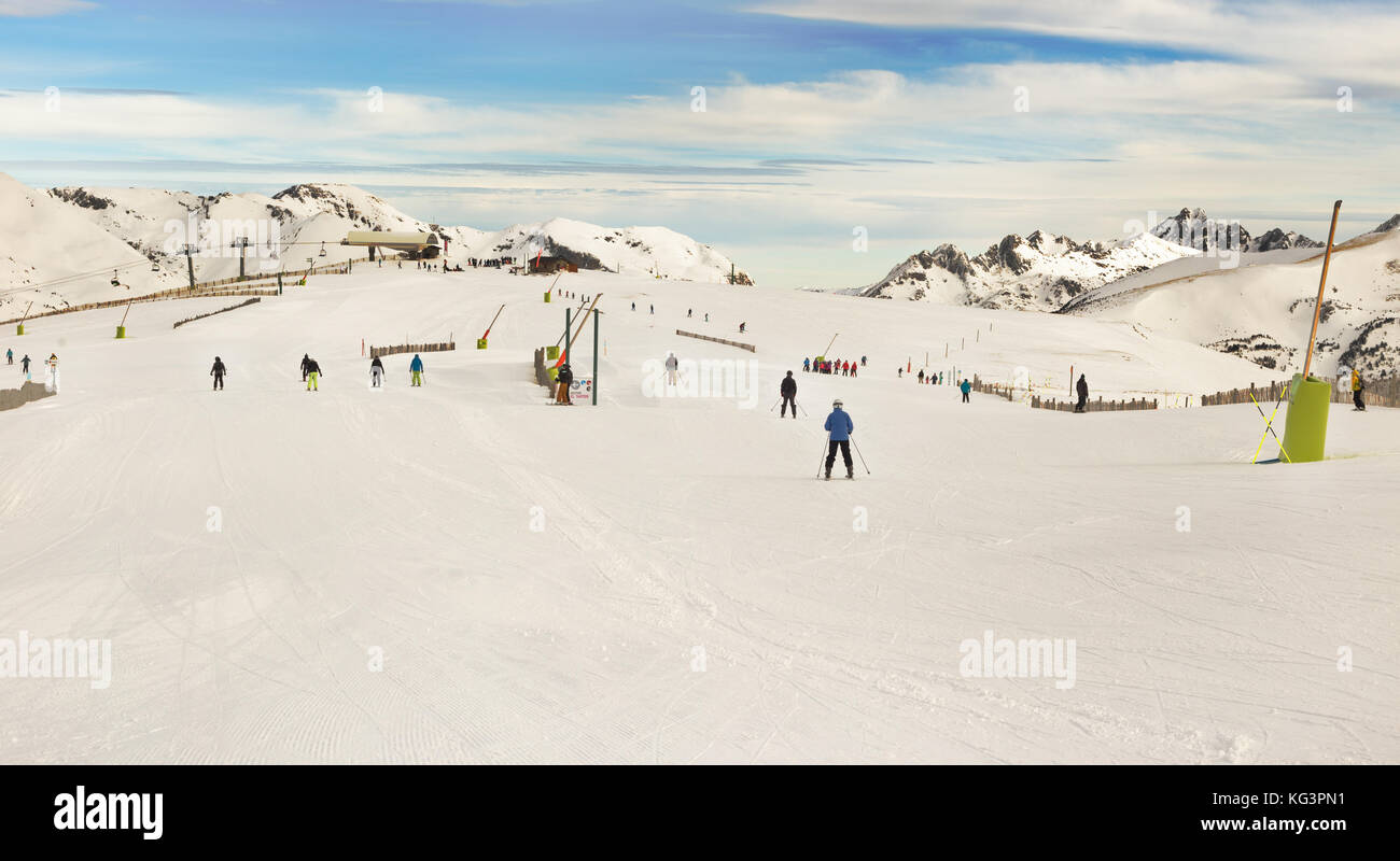 Pyrenäen, Andorra - Februar 10, 2017: Unbekannter Skifahrer auf einer Alpinen Ski Slope in den Pyrenäen, Andorra. Eine Ansicht von Skiliften, Gipfeln der Berge in Sn Stockfoto