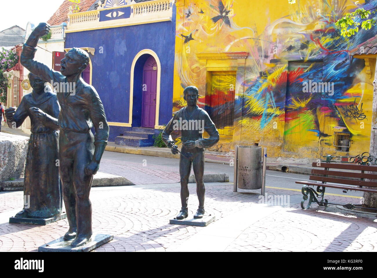 Statuen außerhalb Iglesia de la Trinidad, in Getsemani, Cartagena, Kolumbien Stockfoto