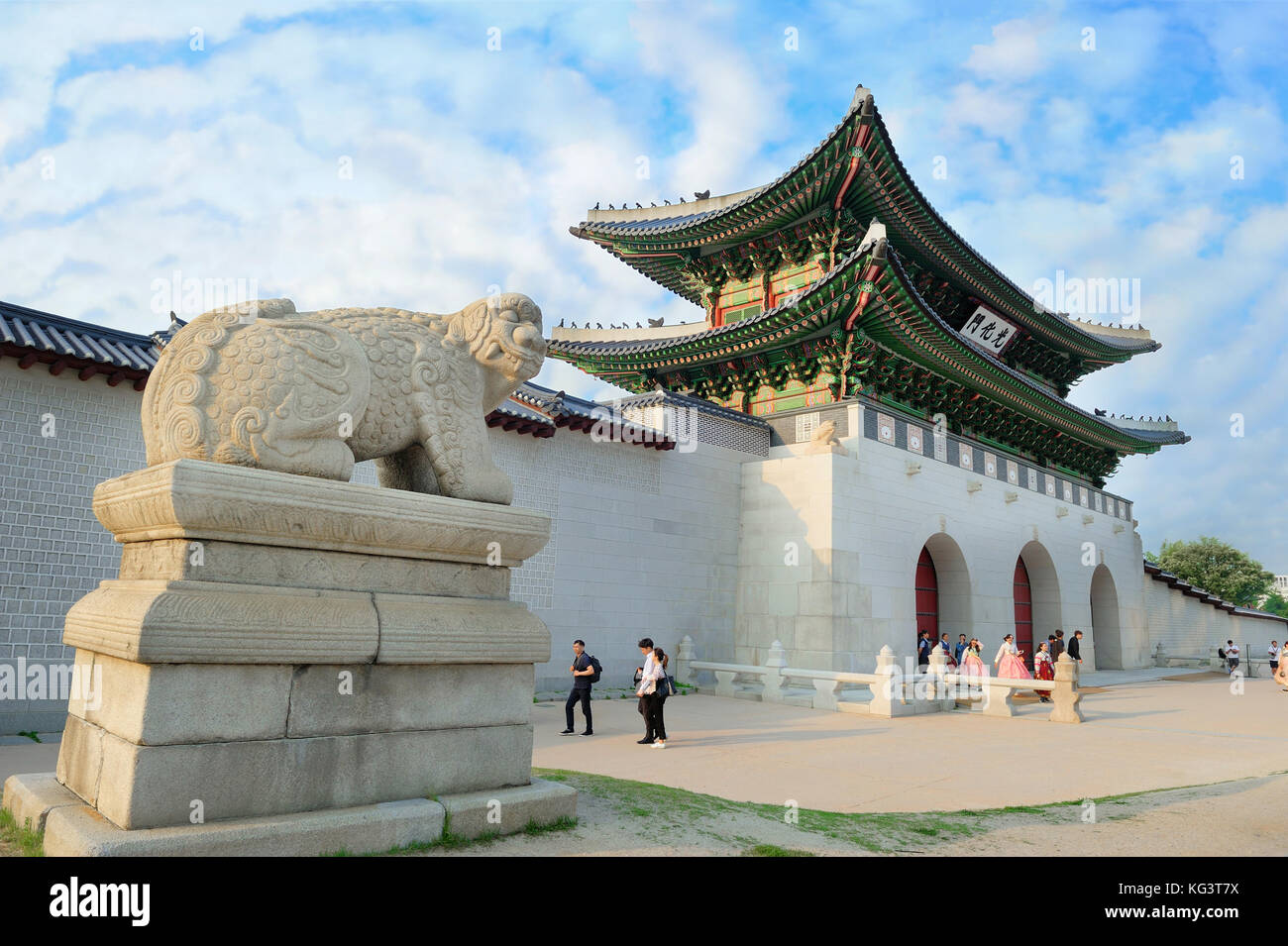 Seoul, Südkorea - 12.Juni 2017: Touristen, die traditionelle koreanische Kleidung hanbok an der Gyeongbokgung Palast in Seoul, Südkorea. Stockfoto