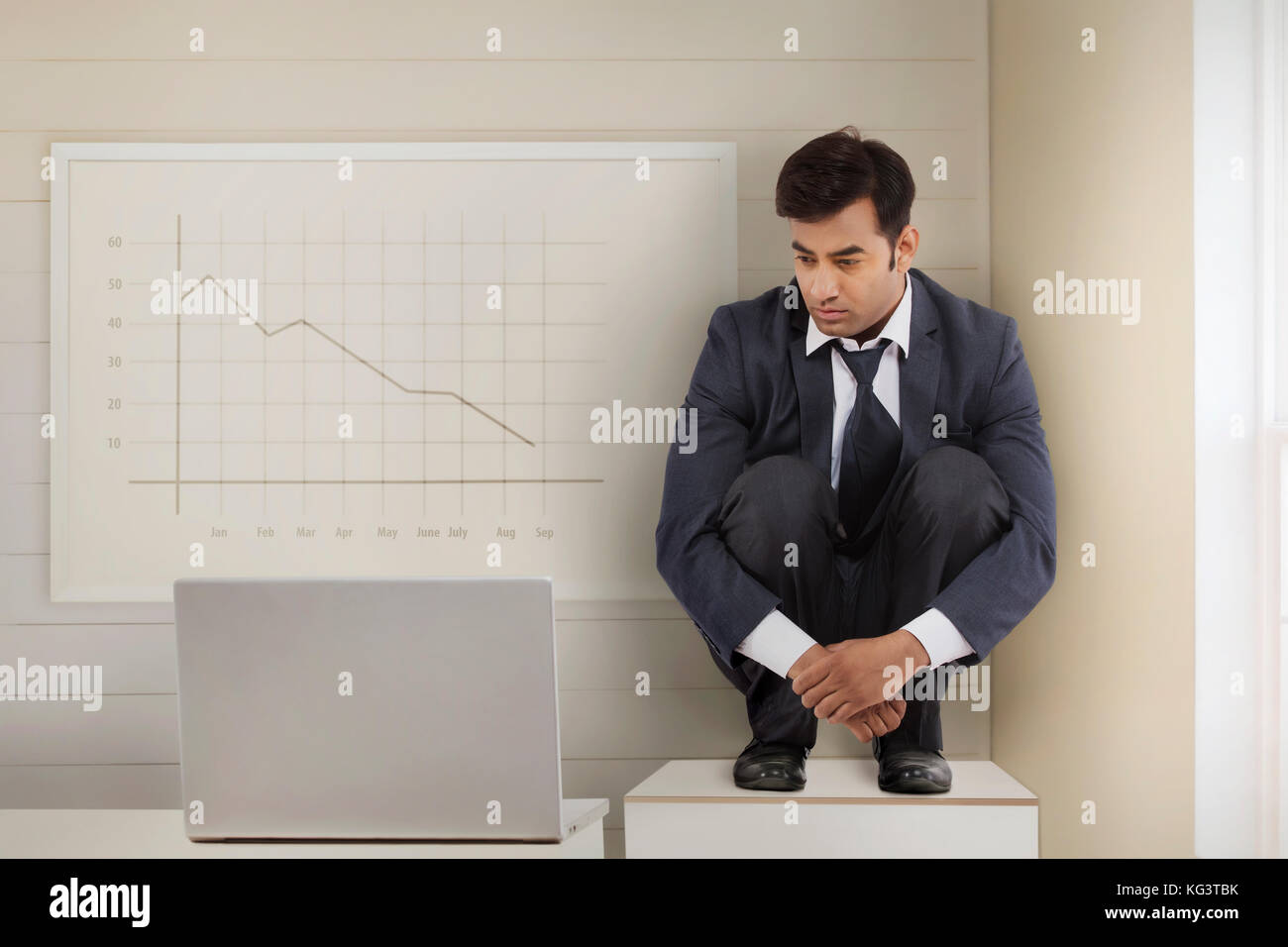 Verwirrt Geschäftsmann mit Laptop am Whiteboard im Büro Stockfoto