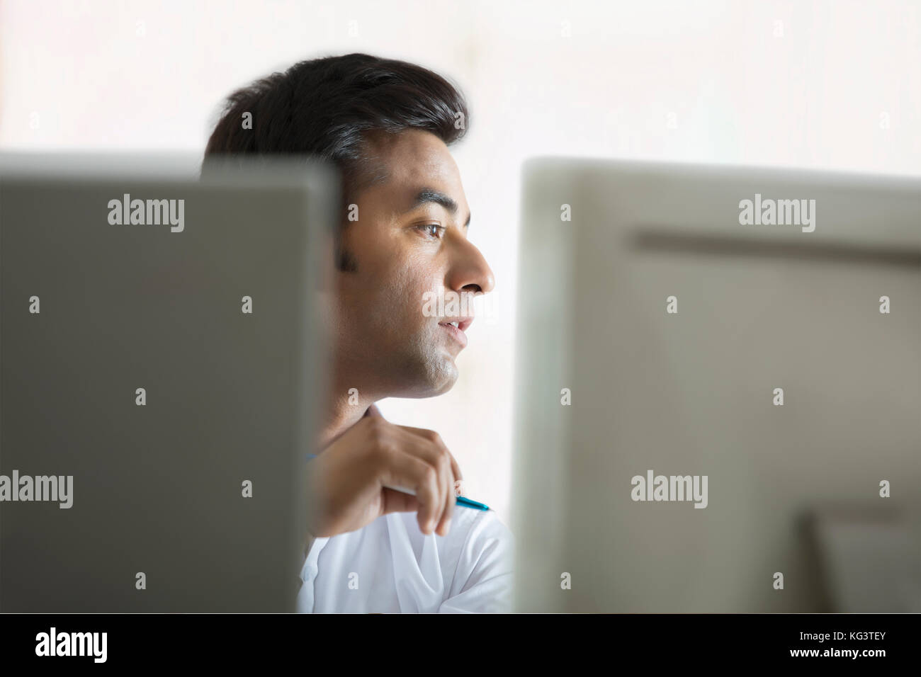 Porträt des Geschäftsmanns, der auf dem Desktop-PC im Büro Stockfoto