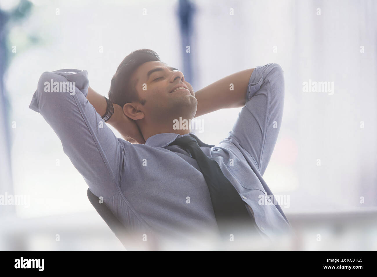 Entspannte Geschäftsmann Tagträumen Stockfoto