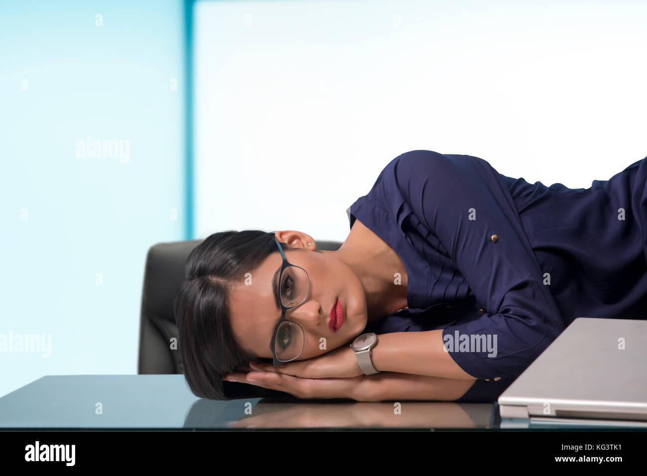 Geschäftsfrau schlafen am Schreibtisch im Büro Stockfoto