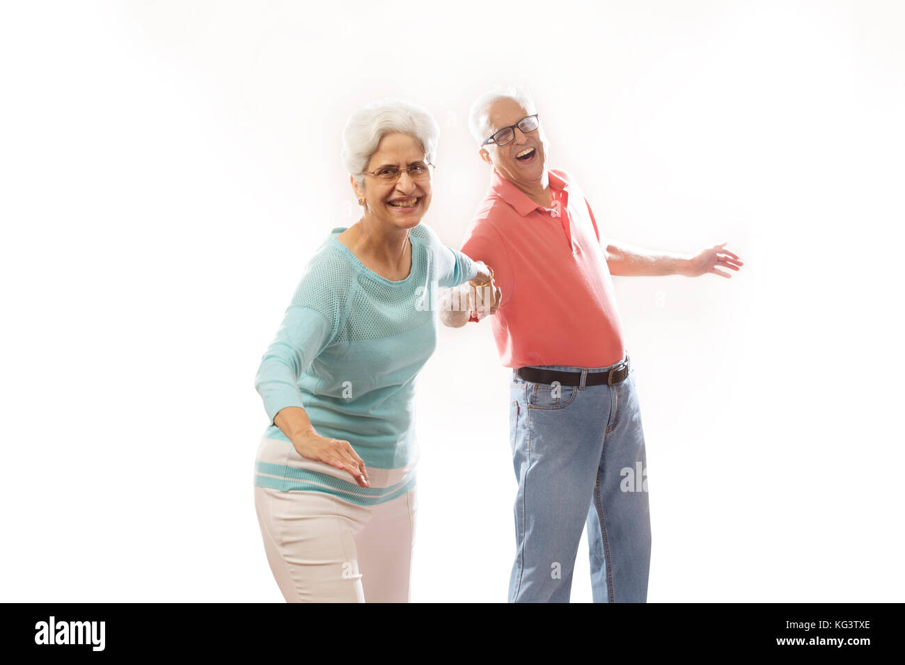 Lächelnd senior Paar halten sich an den Händen und Tanzen Stockfoto