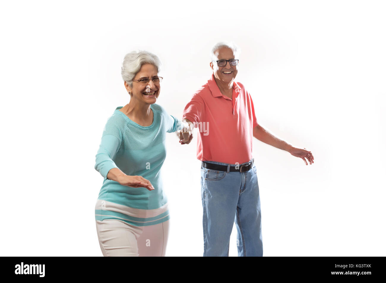 Gerne älteres Paar halten sich an den Händen und Tanzen Stockfoto
