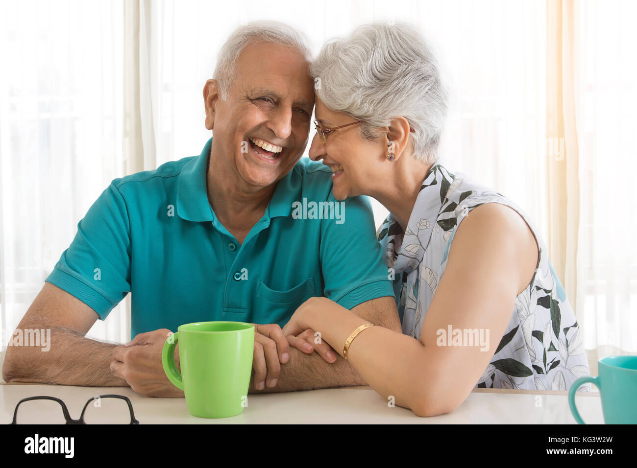 Senior paar Lachen beim Trinken von Kaffee am Tisch Stockfoto