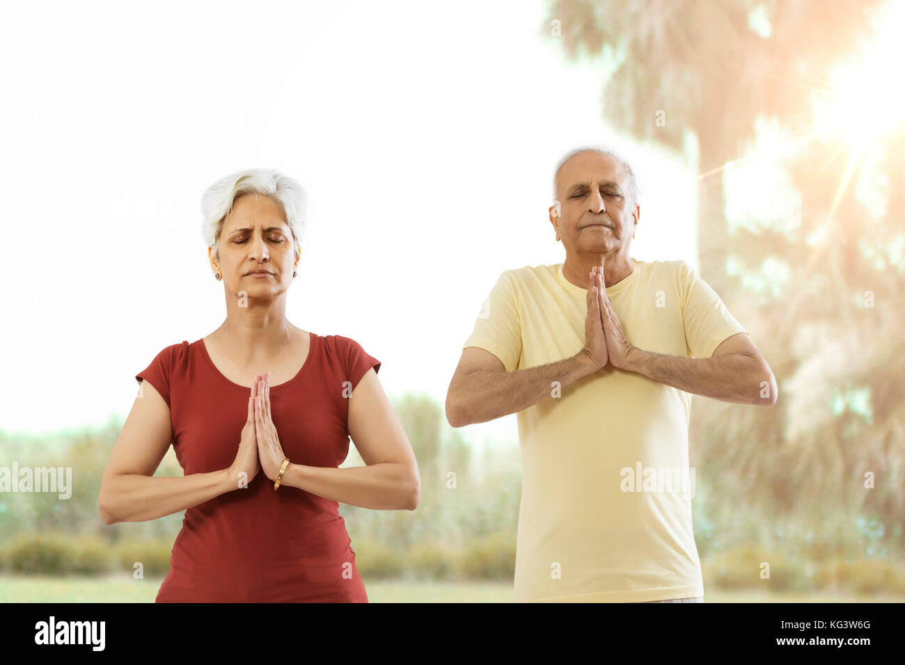 Senior paar Yoga im Park im Freien Stockfoto