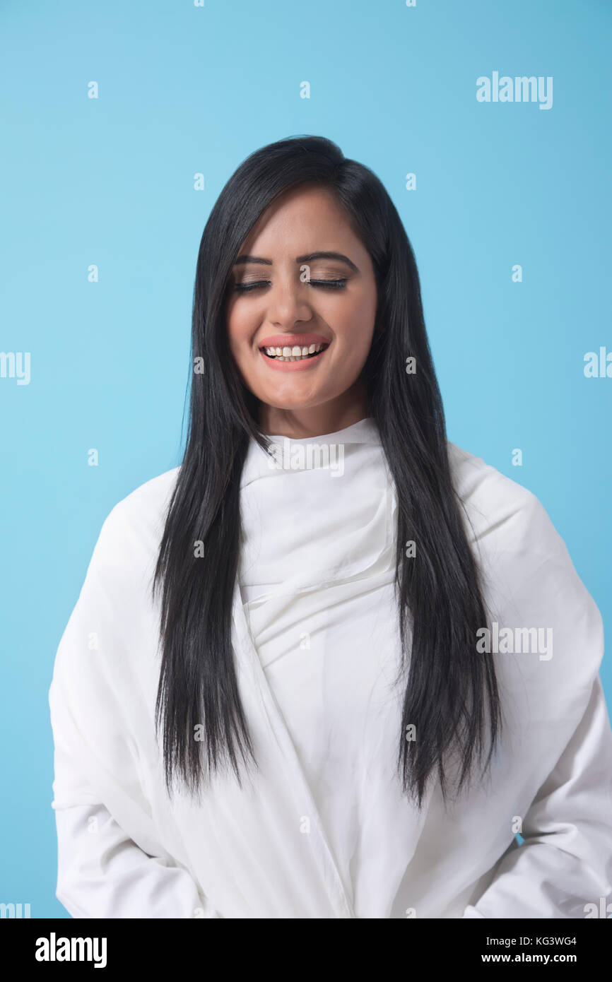 Frau verpackt in Weiß dupatta Augen geschlossen Stockfoto