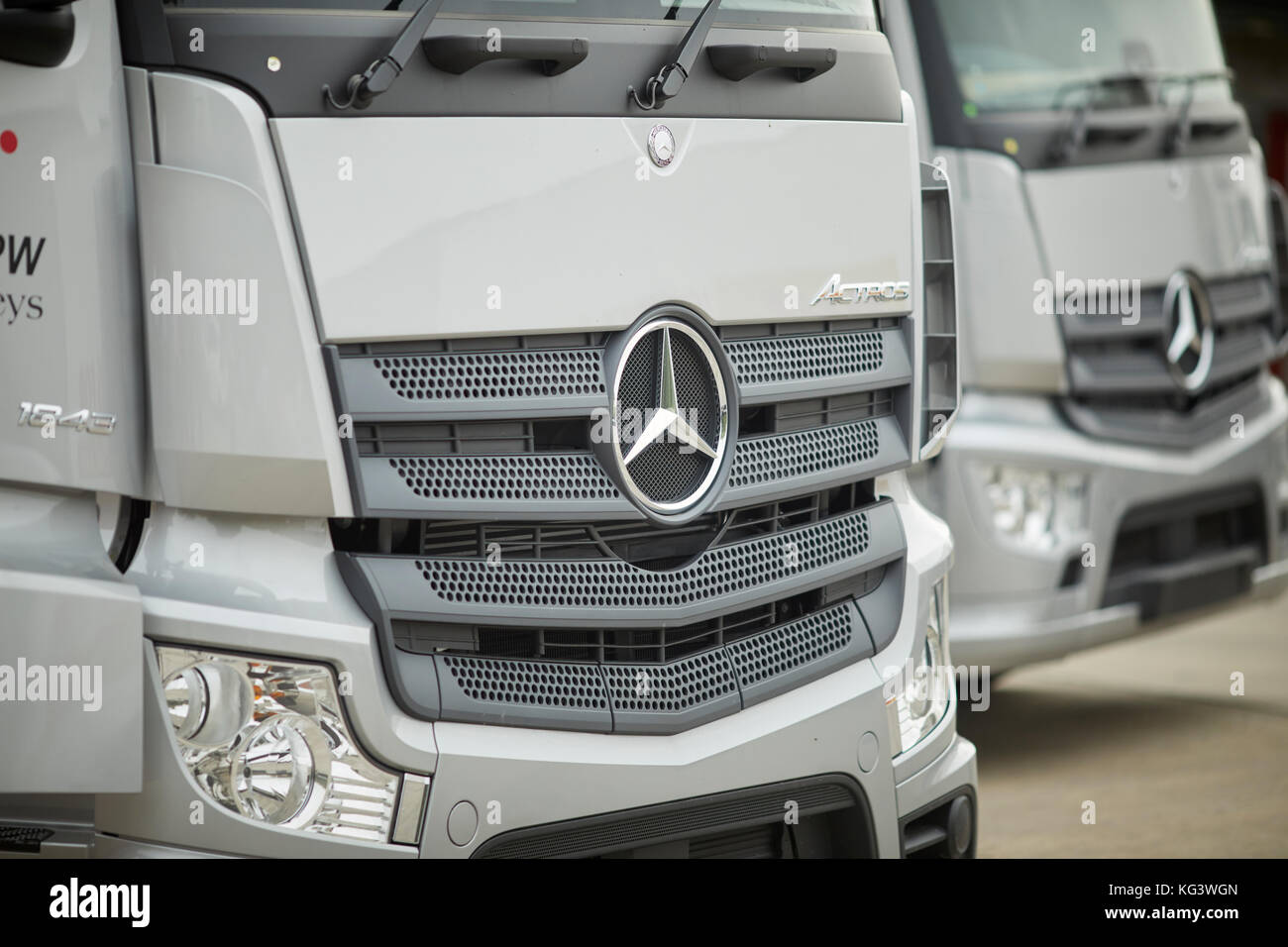 Frontgrills eines neuen Mercedes-Benz-Lkw Stockfoto
