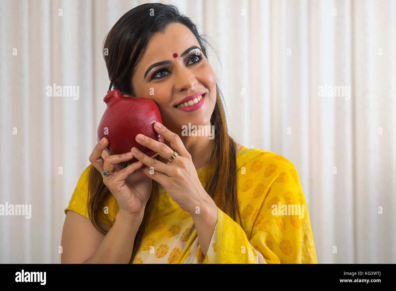 Frau schütteln piggy Bank Stockfoto