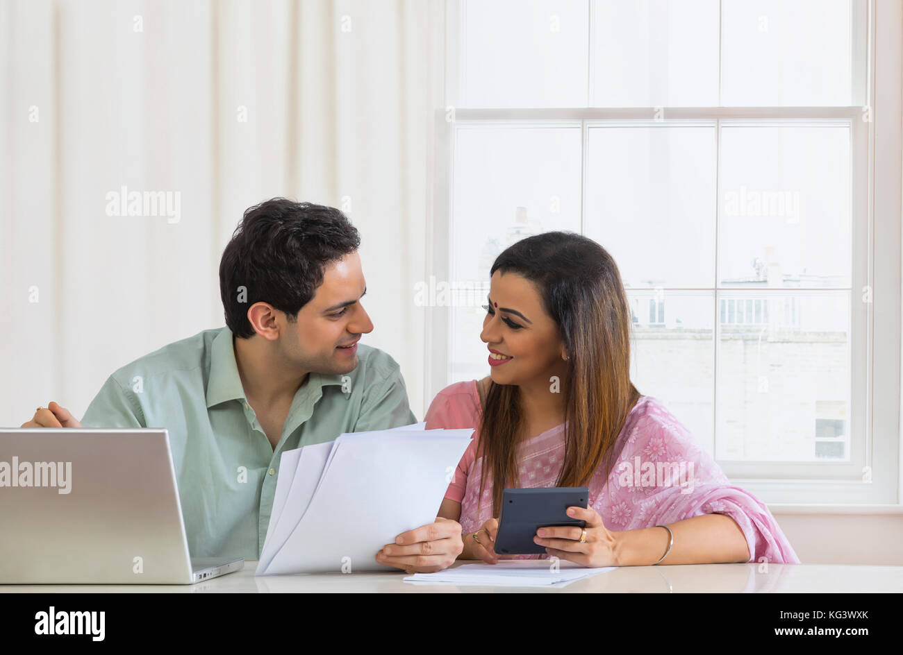 Paar spielen Rechnungen mit Laptop Stockfoto