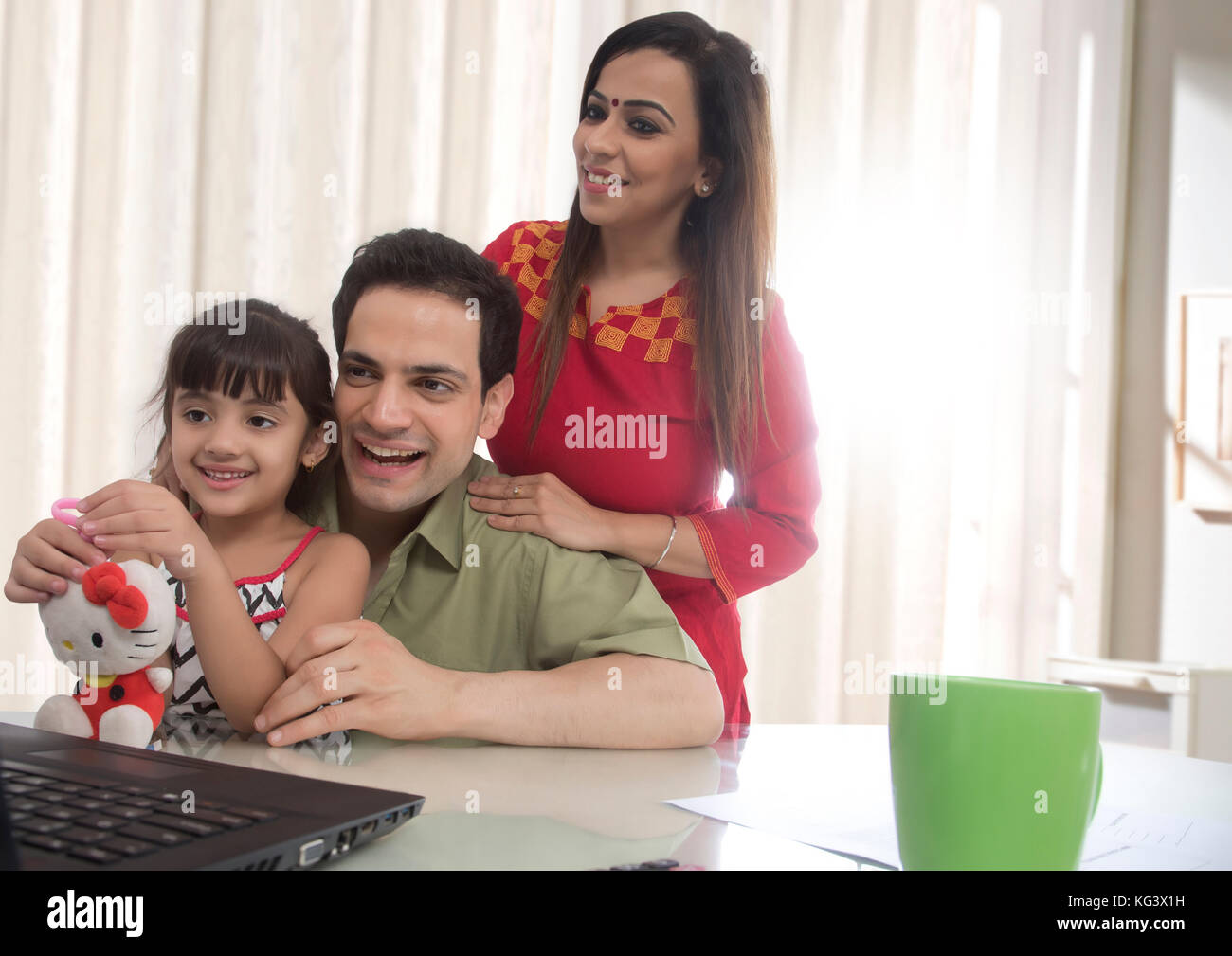 Familie Blick auf laptop Stockfoto