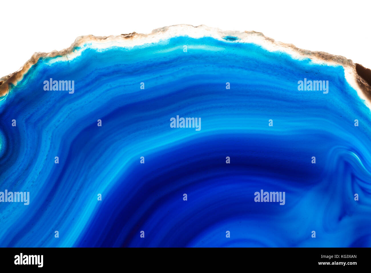 Zusammenfassung Hintergrund - blauer Achat mineral Querschnitt auf weißem Hintergrund Stockfoto