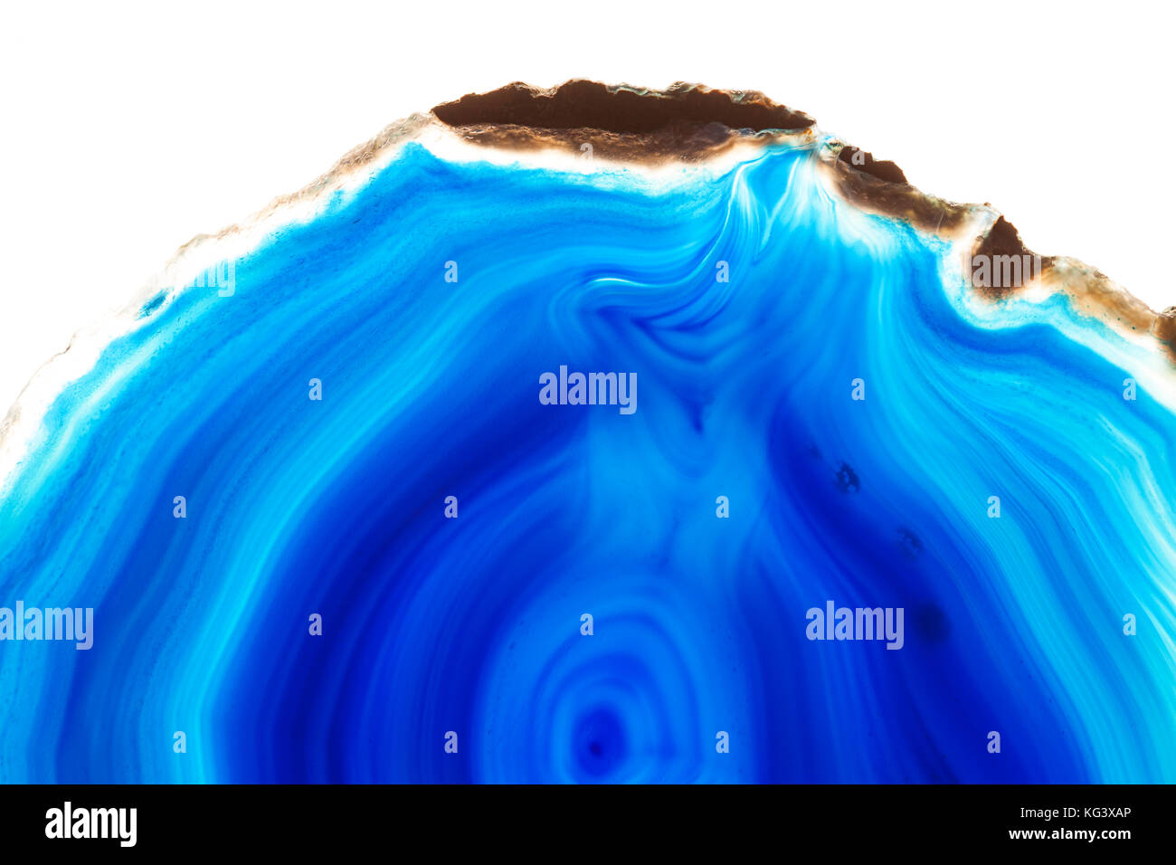 Zusammenfassung Hintergrund - blauer Achat mineral Querschnitt auf weißem Hintergrund Stockfoto