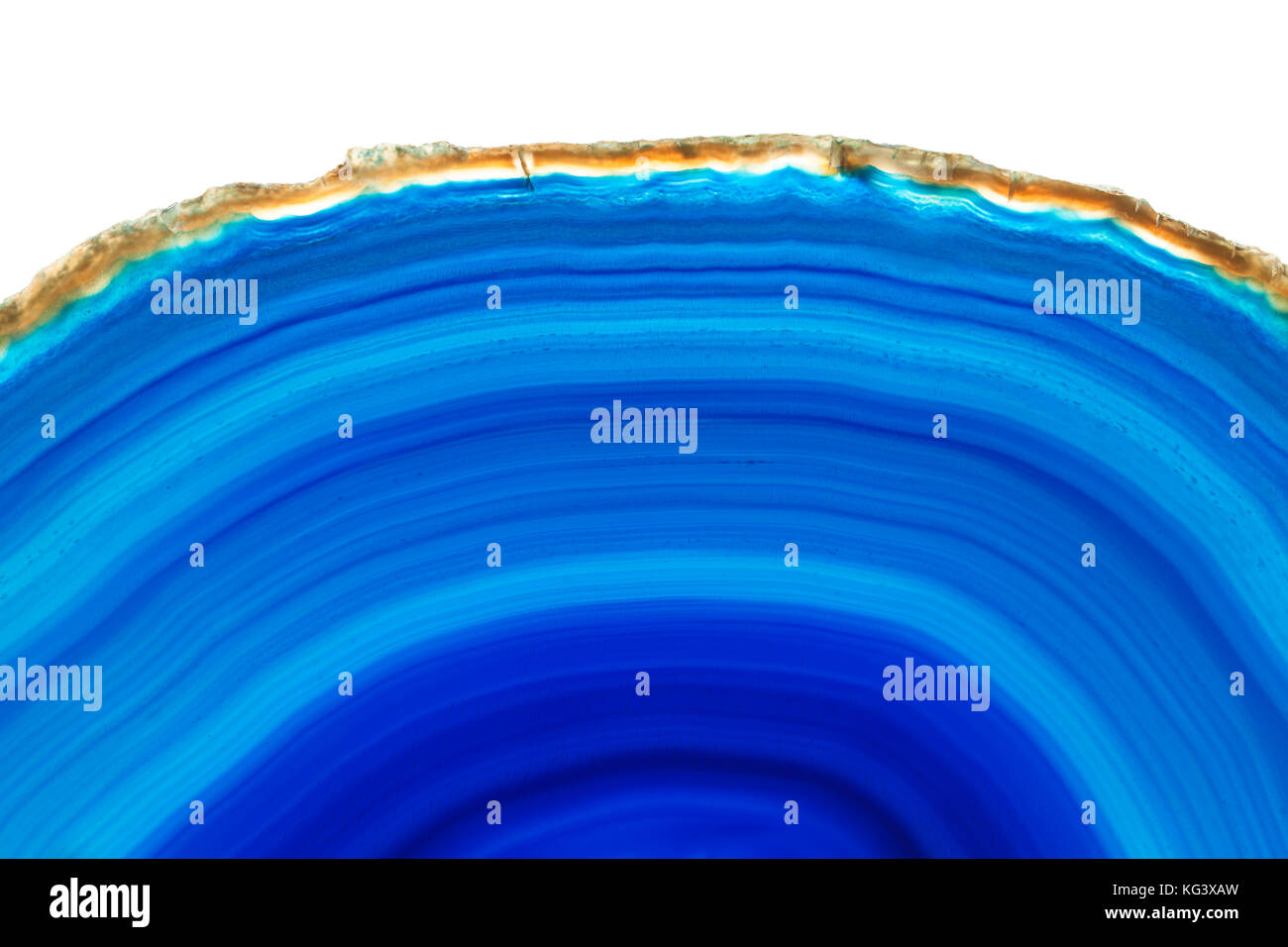 Zusammenfassung Hintergrund - blauer Achat mineral Querschnitt auf weißem Hintergrund Stockfoto