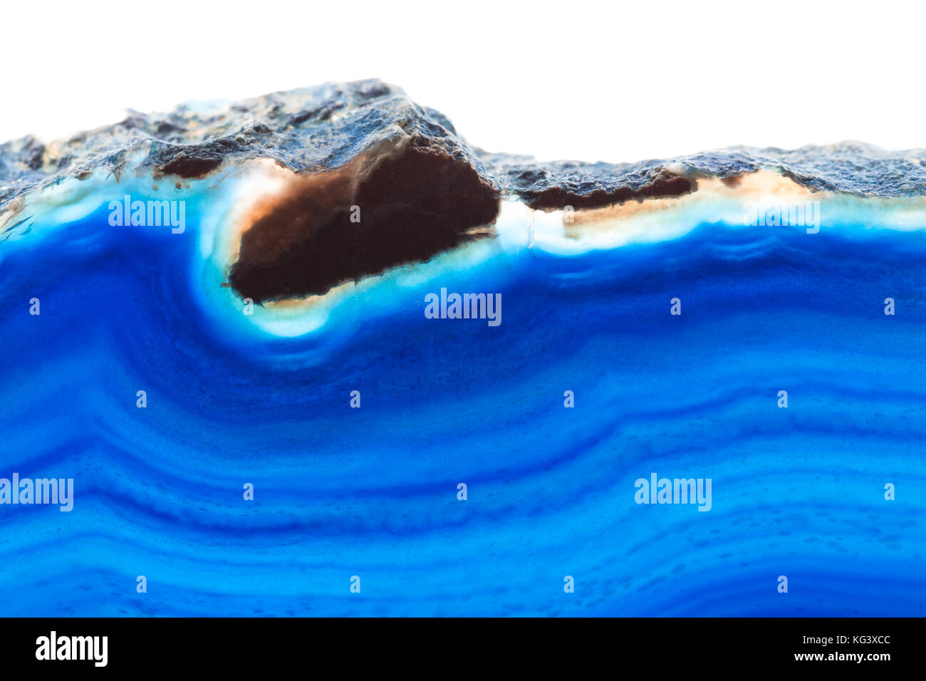 Zusammenfassung Hintergrund - blauer Achat mineral Querschnitt auf weißem Hintergrund Stockfoto