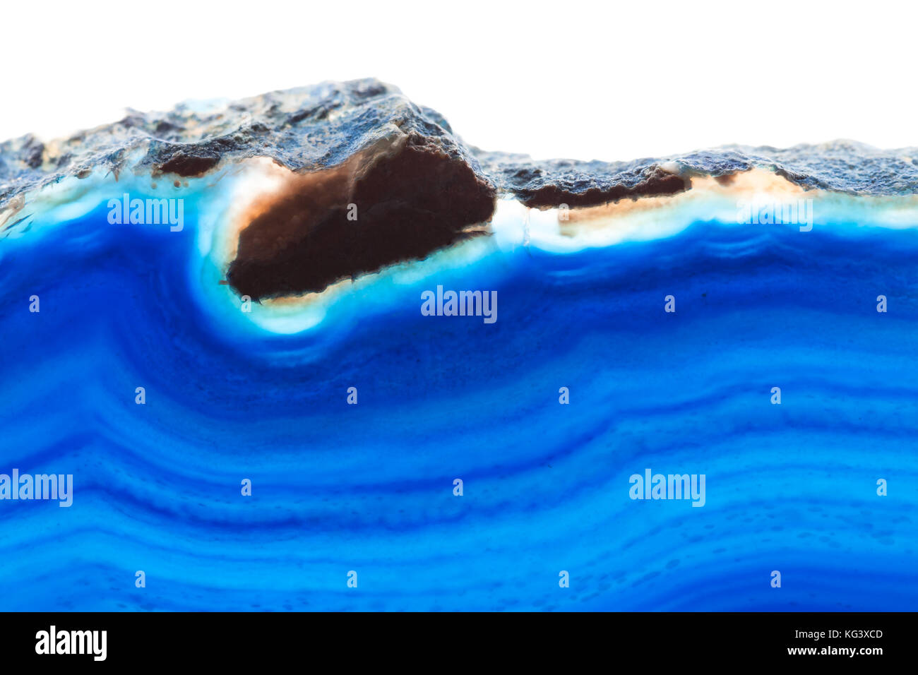 Zusammenfassung Hintergrund - blauer Achat mineral Querschnitt auf weißem Hintergrund Stockfoto