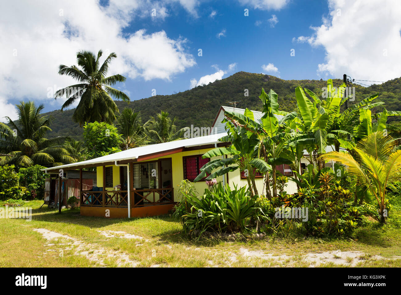 Die Seychellen, Praslin, Grand Anse, traditionellen Haus im Dorf in einem üppigen tropischen Garten Stockfoto