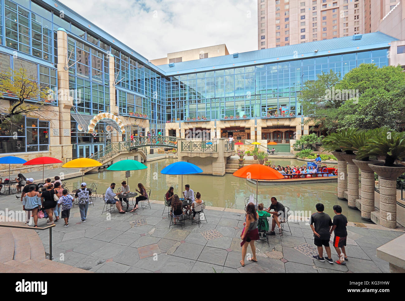 San Antonio, Texas - 7. August 2017: Touristen auf der San Antonio River Walk in der Nähe der Rivercenter Mall. Diese miteinander verbundenen Netz von Wanderwegen auf dem San a Stockfoto