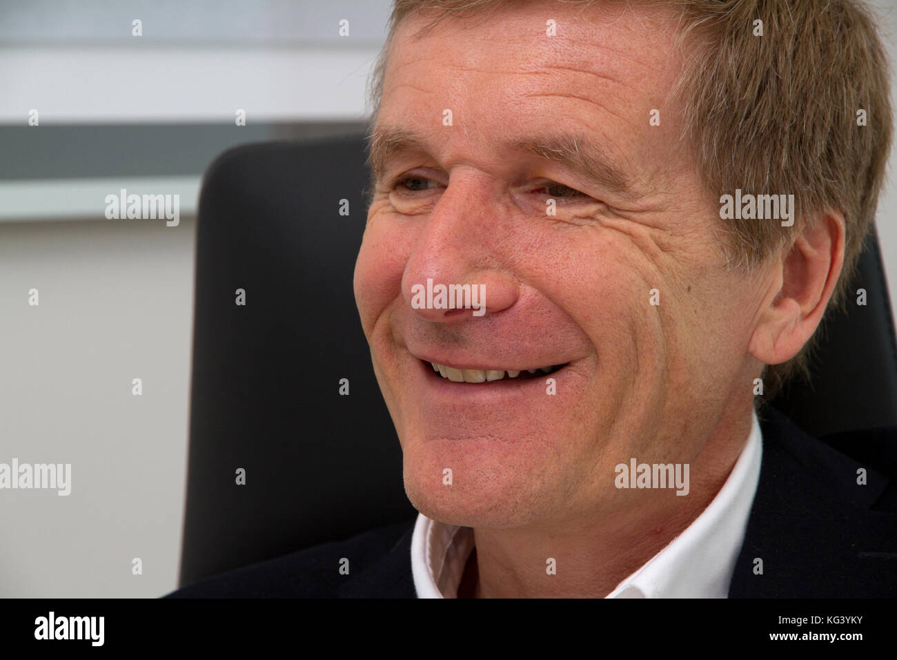 Ex Formule 1 coureur Thierry Boutsen in seinem Büro in Monaco Ville Stockfoto