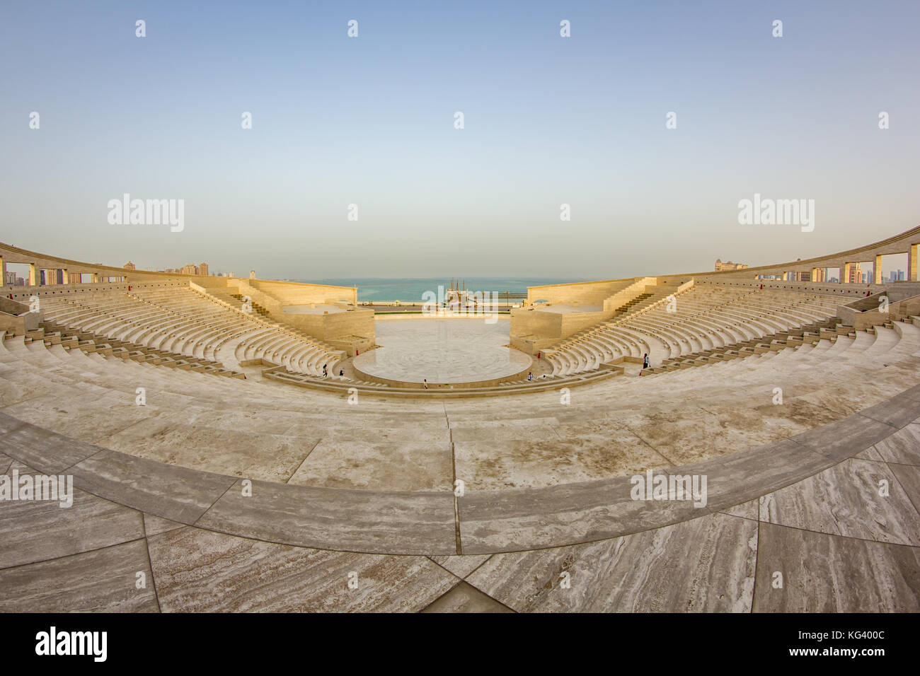 Das Amphitheater im Katara Cultural Village, Doha Katar Panoramablick bei Tageslicht mit Arabischen Golf im Hintergrund Stockfoto