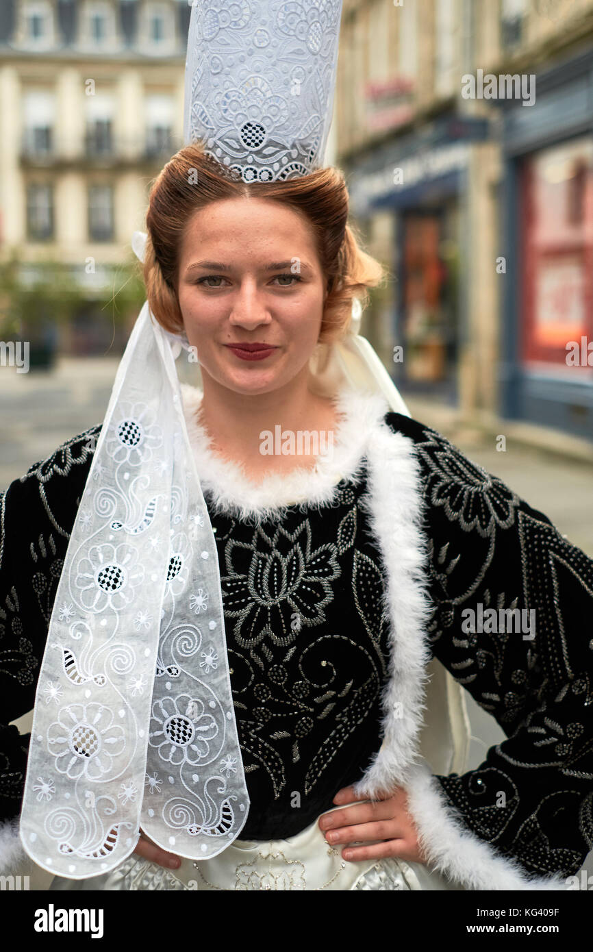 Ein Mädchen mit traditionellen bretonischen Kleid in Pont l'Abbe Finistere Bretagne Frankreich Pays Bigouden Stockfoto