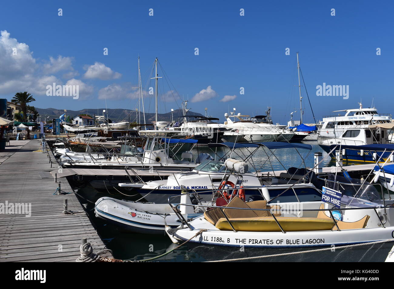 Boote am malerischen Hafen in der Nähe von Latchi polis Paphos chrysochou im Bezirk von Zypern. Stockfoto