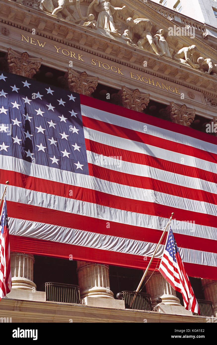 USA. New York. Manhattan. New York Stock Exchange. Nahaufnahme der Flaggen vor dem Gebäude. Stockfoto