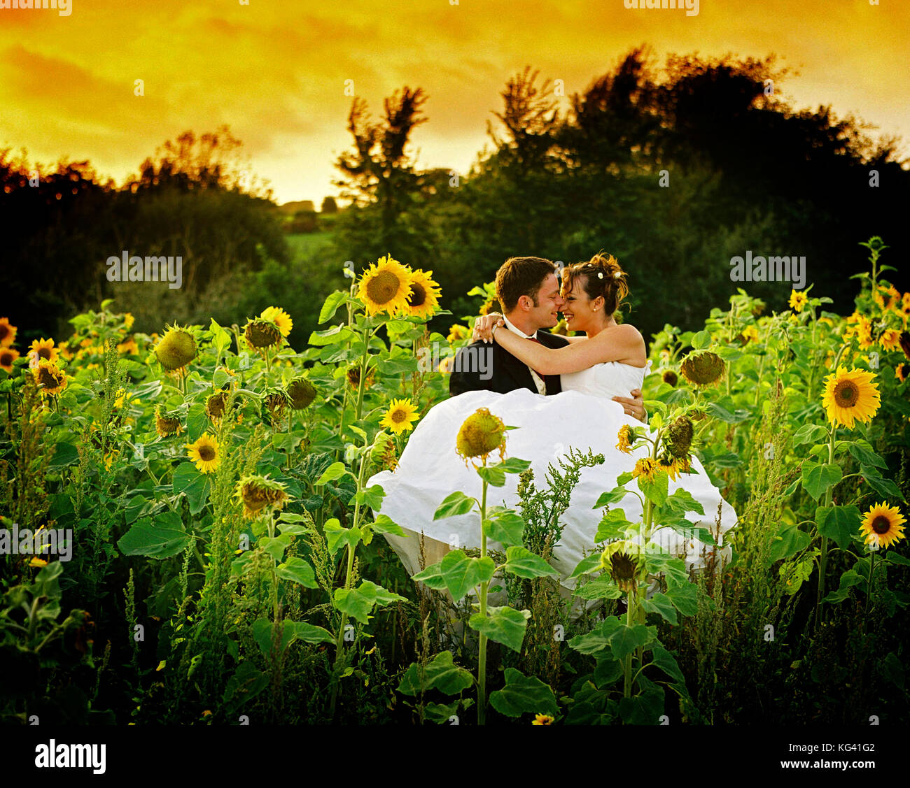 Junges Paar. Braut und Bräutigam. Romanze in der Landschaft. Stockfoto