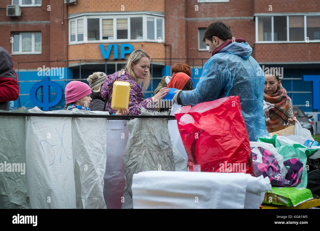 Die Freiwilligen sammeln Hausmüll für das Recycling in einem Platz in der Stadt der Provinz zheleznodorozhny, Moskau, Russland. Die lokalen Bewohner haben ihre Abfälle im Voraus zu Hause in den letzten Wochen sortiert und können es in separaten Beuteln oder Container hier verlassen, für den Weitertransport und anderswo Recycling. für jetzt, die Freiwilligen hier einmal im Monat kommen, aber die Idee gewinnt an Popularität. Abfall Sortierung ist noch in Russland, wo etwa 90 Prozent der Hausmüll bis zu riesigen, offenen Müllhalden endet selten. Stockfoto
