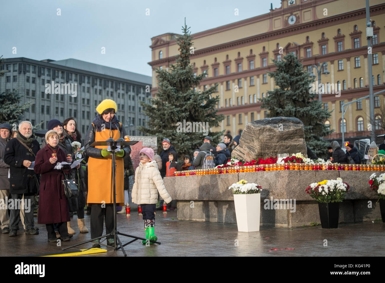 Mehr als 5.000 Menschen nahmen am 29. Oktober 2017 an einer Zeremonie auf dem Moskauer Lubyanka-Platz Teil, um den Opfern des politischen Terrors während der kommunistischen Ära zu gedenken. Zwölf Stunden lang lesen die Menschen die Namen derer, die getötet oder verschwunden sind, vor allem auf dem Höhepunkt des stalinistischen Terrors in den Jahren 1937 bis 1938. Allein in Moskau wurden mehr als 30.000 Menschen ermordet. Das Lesen der Namen der Opfer ist seit 2007 eine jährliche Tradition. Stockfoto