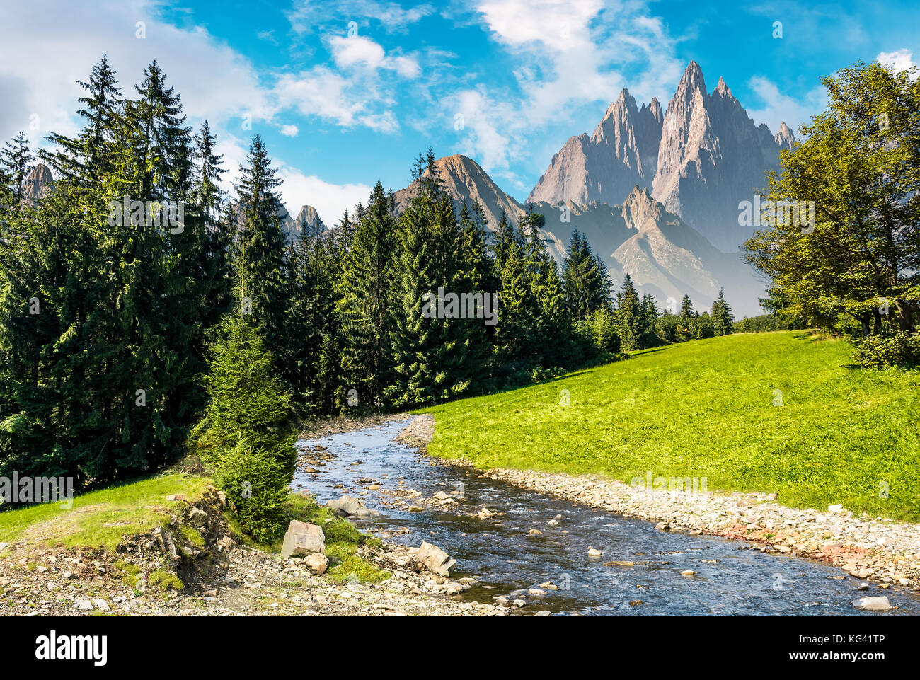 Märchen bergen Sommer Landschaft. zusammengesetzte Bild mit hohen felsigen Gipfeln oberhalb der Mountain River im Fichtenwald Stockfoto