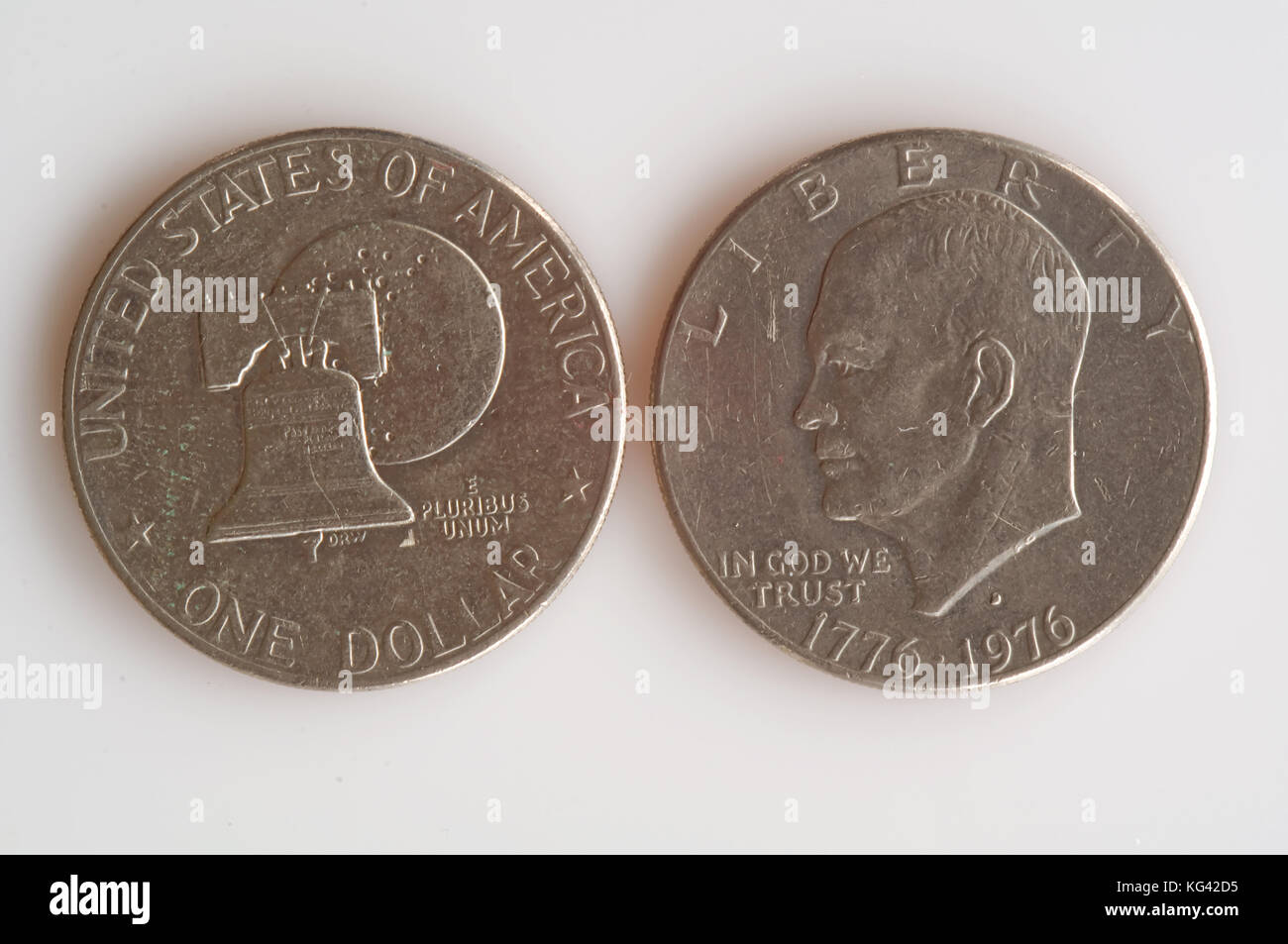 Das ist eine amerikanische 1976 US Eisenhower dollar Silver bicentennial Medaille auf hellem Hintergrund, sowohl der Kopf und der Schwanz Seiten. Stockfoto