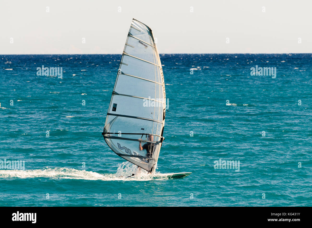Windsurfer auf dem Mittelmeer. Stockfoto