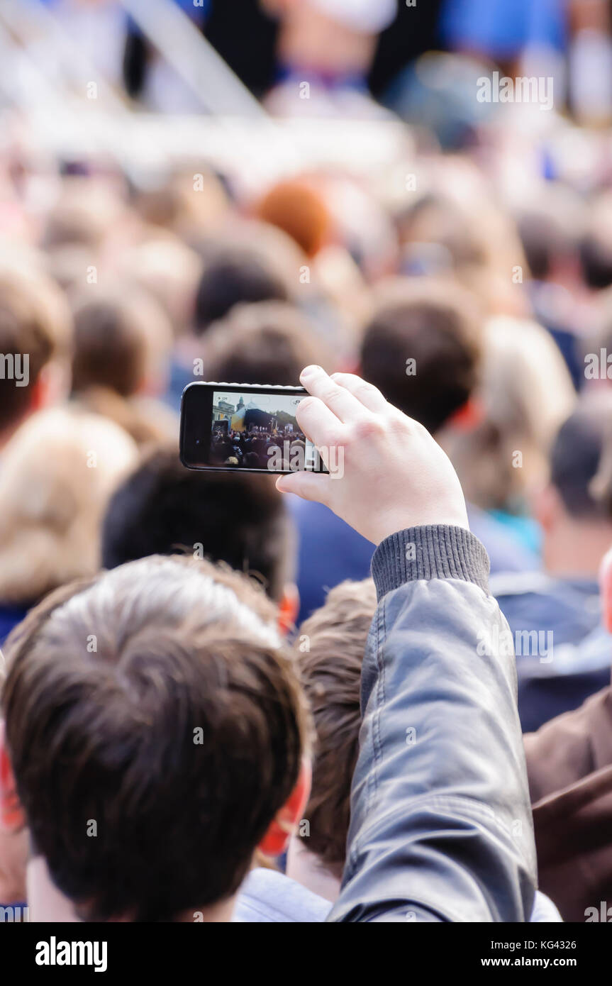 Viele Leute bei einem Konzert im freien Benutzung von Mobiltelefonen, Fotos oder Videos aufnehmen Stockfoto