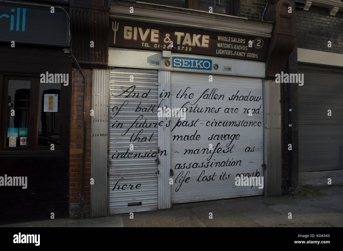 Ungewöhnliche literarische Graffiti auf einen Laden in der Nähe von Whitechapel Petticoat Lane Market. Stockfoto