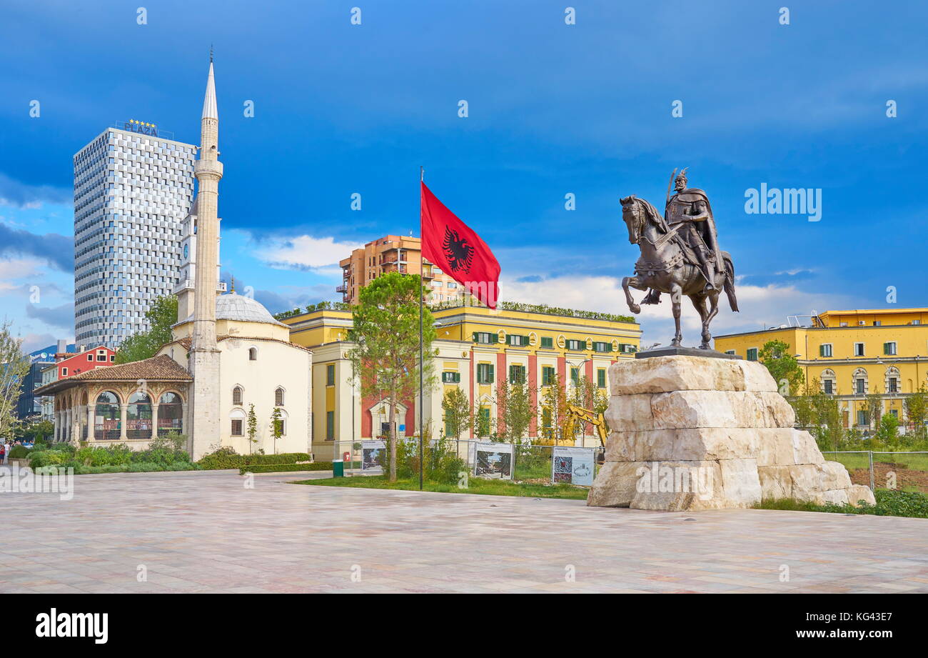 Statue von Skanderbeg, Ethem Bey Moschee und Rathaus, Skanderbeg Square, Tirana, Albanien Stockfoto