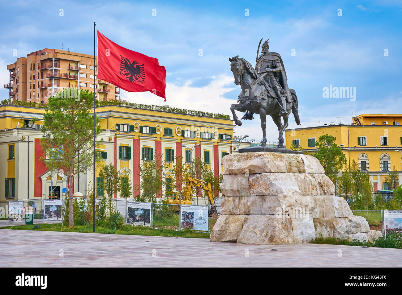 Albanien, Tirana - Statue von Skanderbeg, Rathaus im Hintergrund, Skanderbeg Platz Stockfoto
