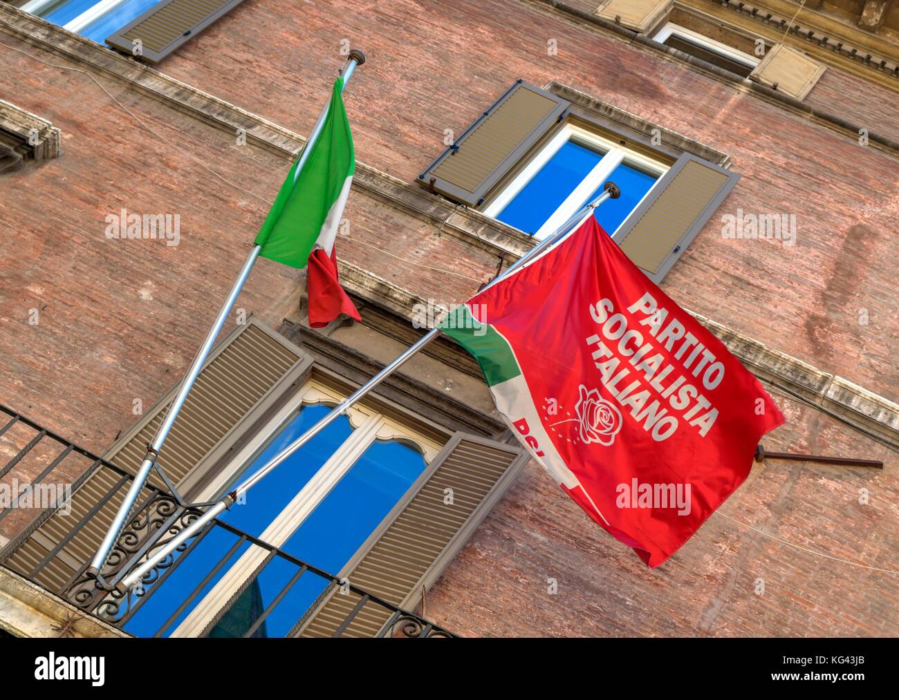 Flagge von Italien und Partito Socialista Italiano außerhalb von Gebäude in Rom, Italien Stockfoto