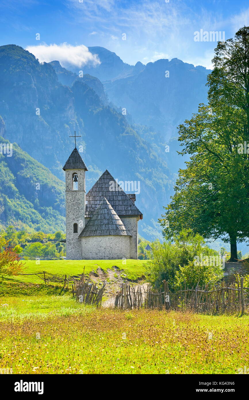 Kleine Römisch-katholische Kirche in Theth Dorf, Albanischen Alpen, Albanien Stockfoto