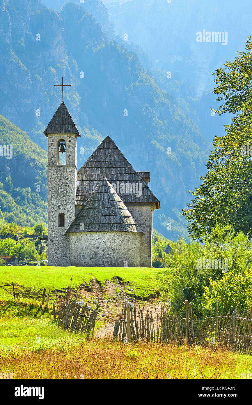 Kleine Römisch-katholische Kirche in Theth Dorf, Albanischen Alpen, Albanien Stockfoto