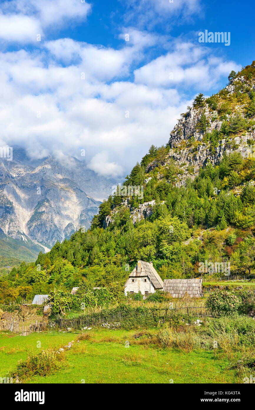 Ein Stein traditionellen Bauernhaus. Theth, Thethi Tal, Shkodra, Albanien Stockfoto