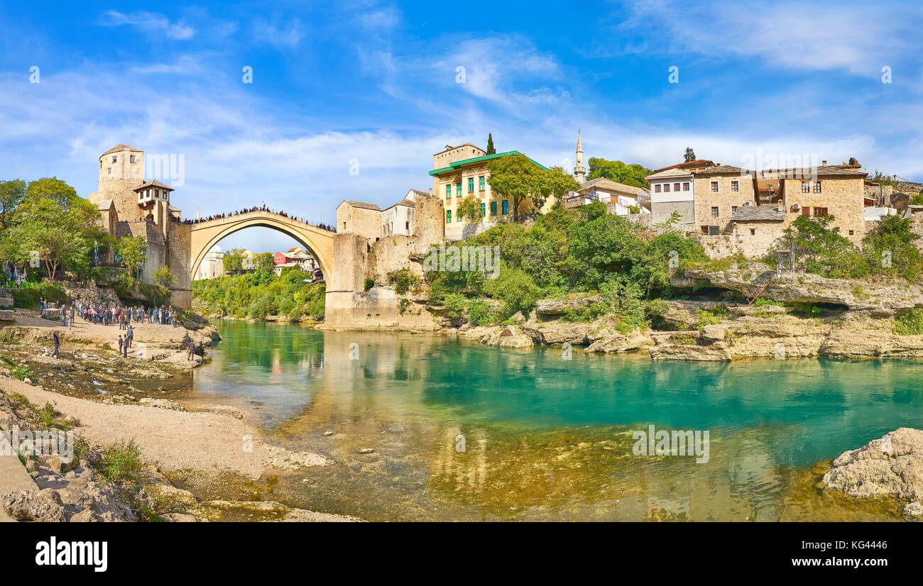 Mostar, Bosnien und Herzegowina - Panoramablick auf Stari Most oder Alte Brücke, Neretva Fluss Stockfoto